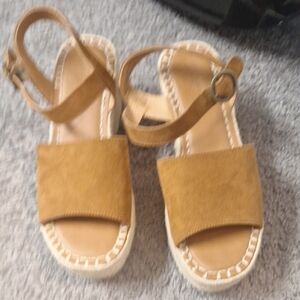 Universal Thread Tan Heeled Sandals